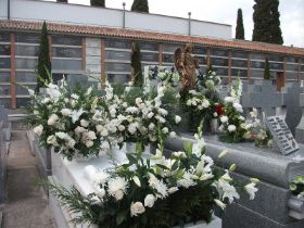 Centros funerarios en abanico en blanco.JPG